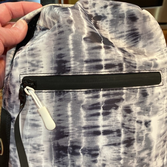 NWOT LIKE DREAMS SLING PACK - Picture 4 of 5